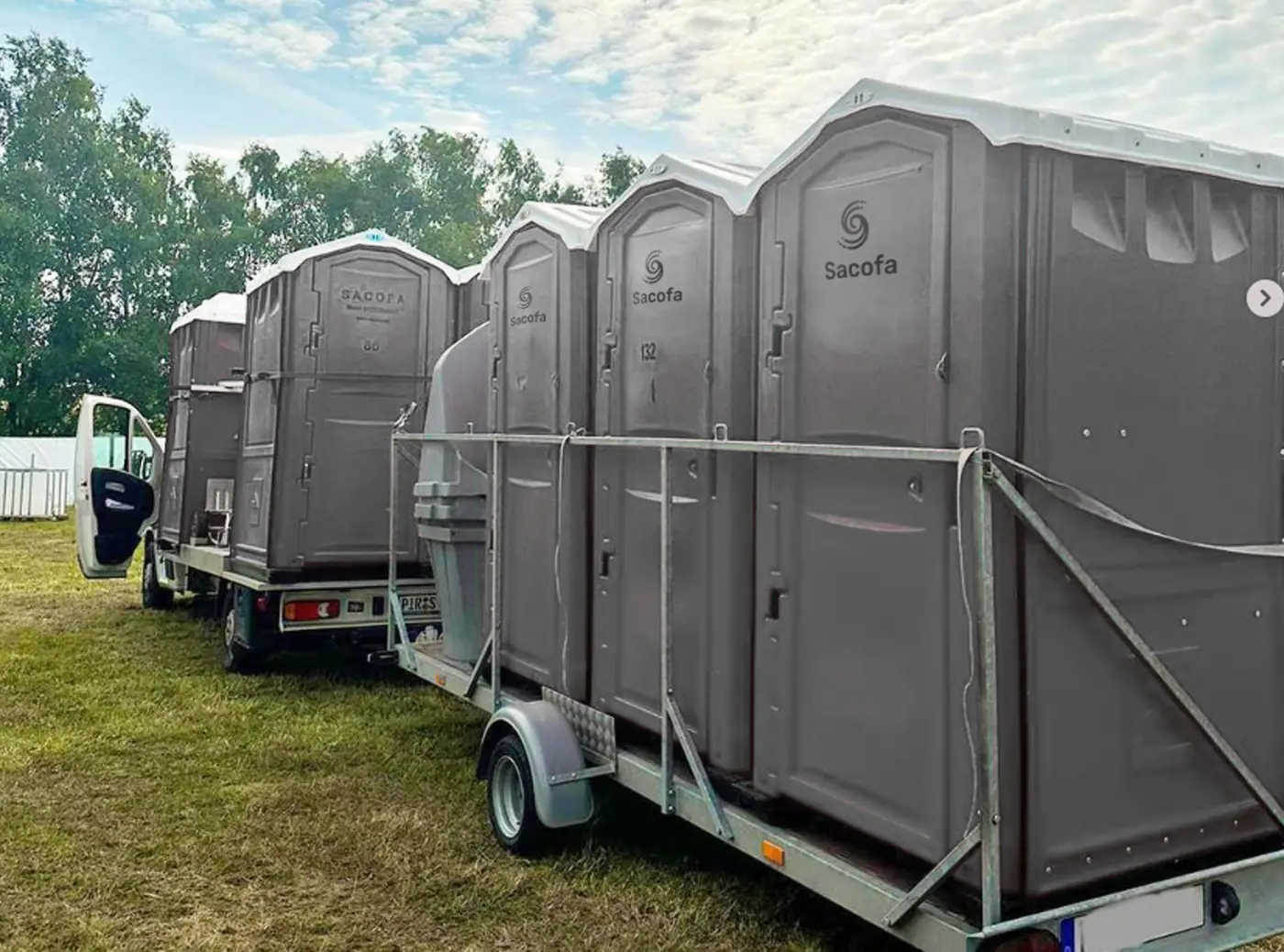 Graue-Sacofa-Gartentoiletten-auf-einem-Anhänge-bereit-zum-ausliefern