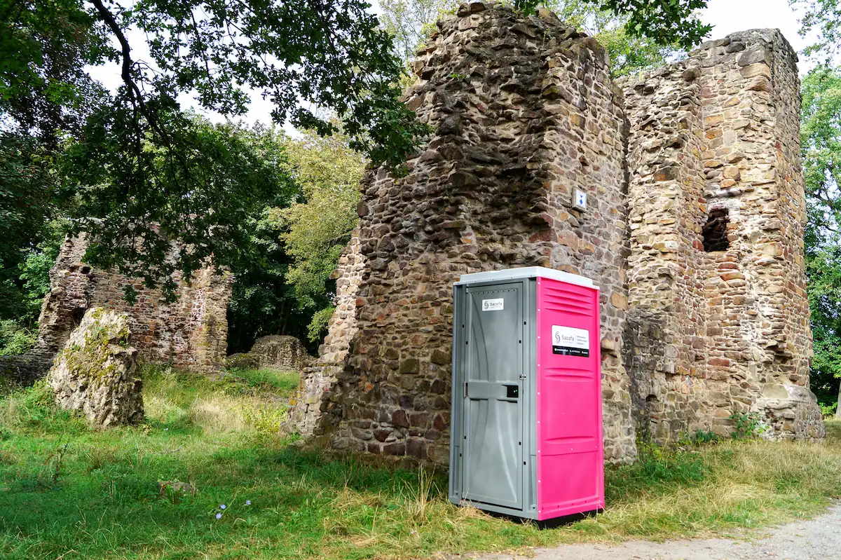 sacofa-mobile-toilette-mieten-dixi-klo-vor-burgruine-oschatz-landscape