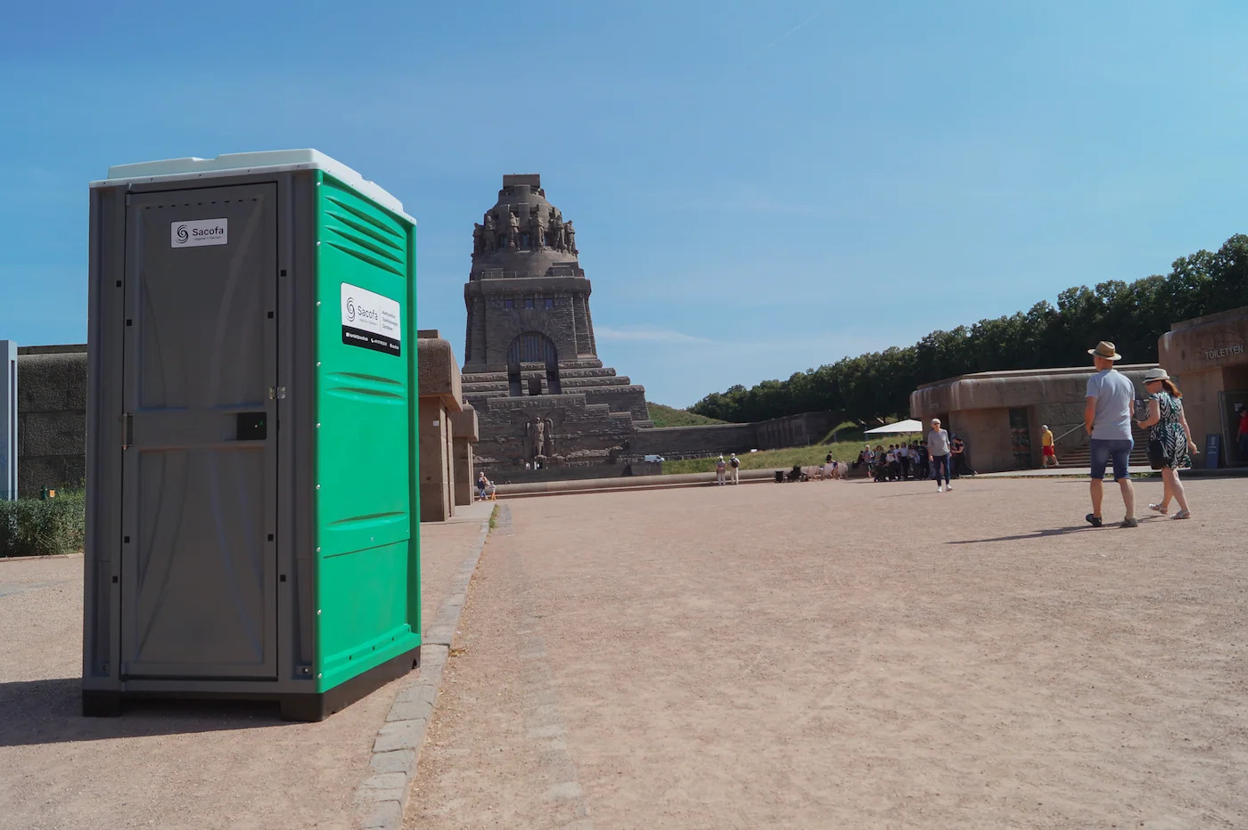 sacofa mobile toilette mieten leizig gruene toilettenkabine dixi klo mieten leipzig direkt vor voelkerschlachtdenkmal leipzig landscape