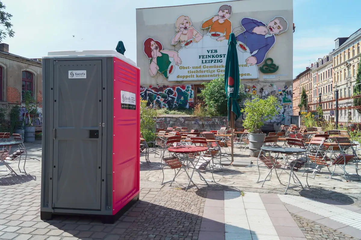 Festival Toilette mieten: Diese 5 häufigen Fehler solltest du vermeiden 1 sacofa mobile toilette mieten leizig kabine pink event wc party toilette portrait Beim feinkost Lichtkunstdenkmal Loeffelfamilie auf marktplatz neben aldi
