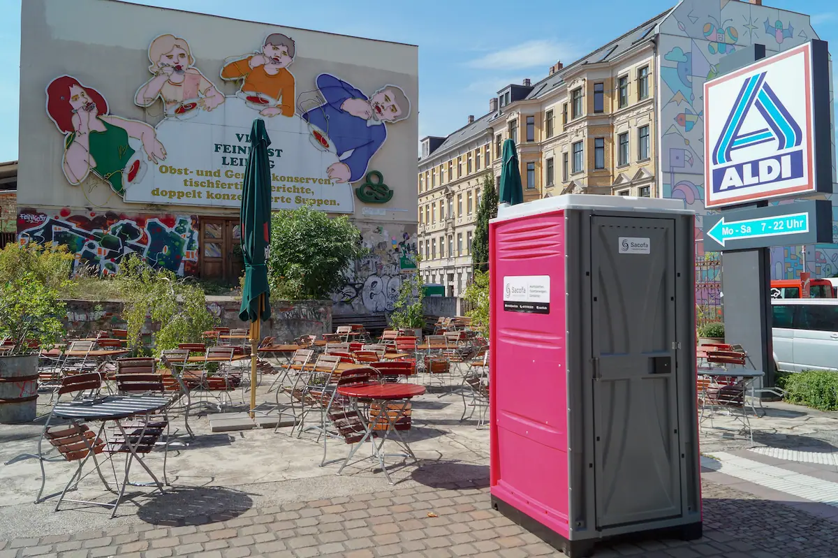 sacofa mobile toilette mieten leizig kabine pink event wc party toilette portrait Beim feinkost Lichtkunstdenkmal Loeffelfamilie marktplatz bei aldi