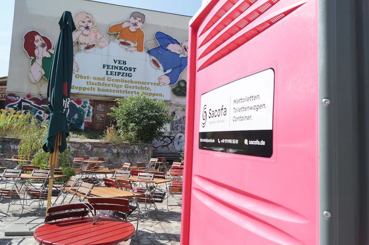 sacofa-mobile-toilette-mieten-leizig-kabine-pink-event-wc-party-toilette-portrait-Beim-feinkost-Lichtkunstdenkmal-Loeffelfamilie-marktplatz-macro.